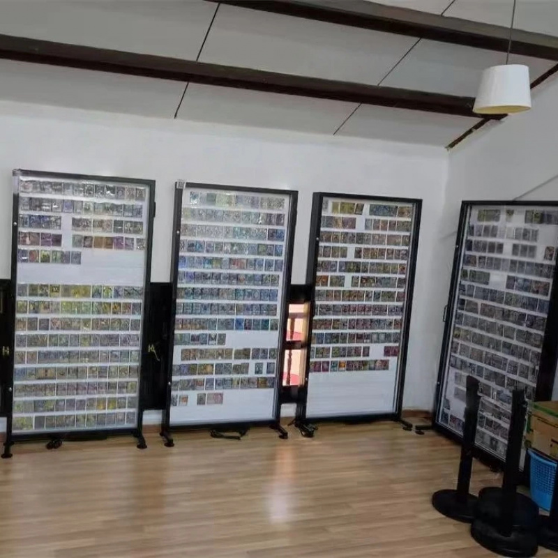 Graded Card Display - Metalowa, montowana na ścianie gablota na